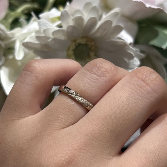 【TANZO.(鍛造指輪)の口コミ】 色はシャンパンゴールドに加え、スターダスト加工でキラキラに仕上げて頂…