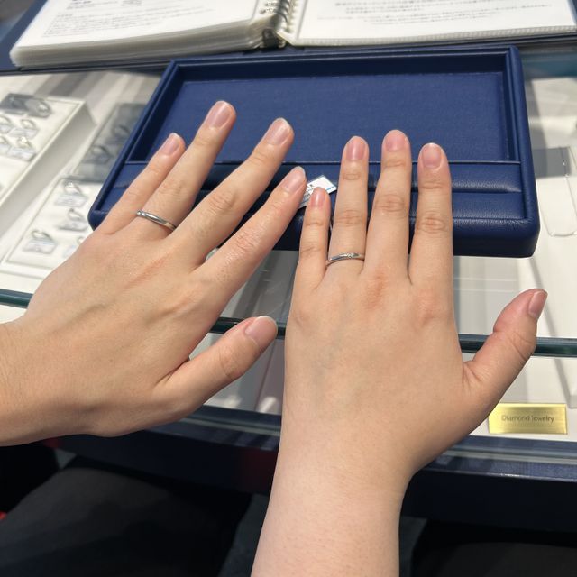 【銀座ダイヤモンドシライシの口コミ】 他にはないリングの形状と、控えめながらもキラキラ輝いてくれる石がつい…