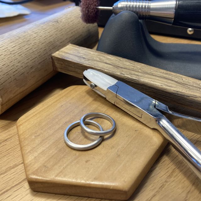 【CRAFY(クラフィ)の口コミ】 外側はマット加工を施し、模様もなく、シンプルなデザインであるため、ど…