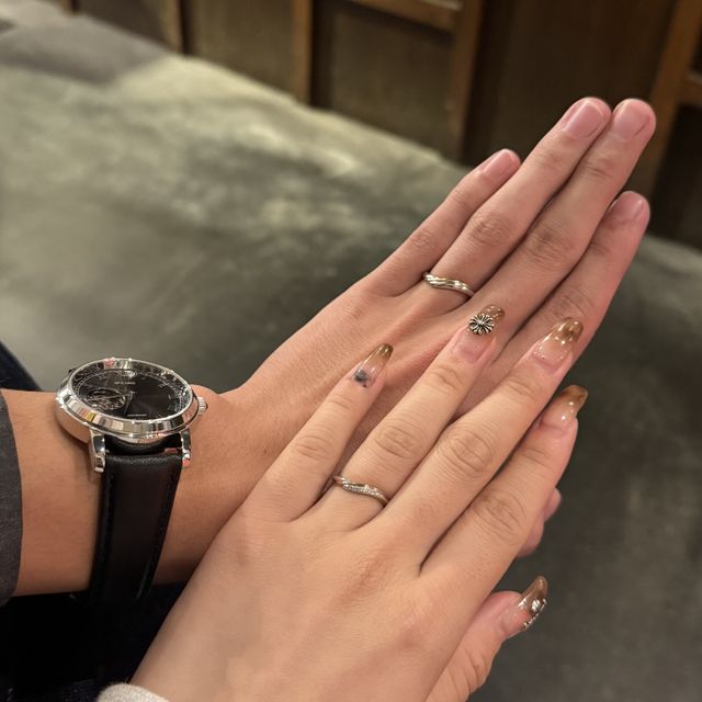 【ケイウノ ブライダル(K.UNO BRIDAL)の口コミ】 Vデザインで指が綺麗に見えるのでおすすめです。ゴールドも入っているので…