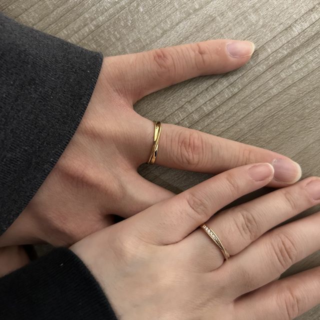 【ROYAL ASSCHER(ロイヤル・アッシャー)の口コミ】 存在感はあるけど、つけ心地がいい！
半分だけダイヤが入っていて、シンプ…