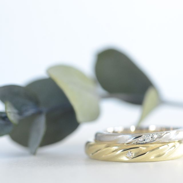 【CRAFY(クラフィ)の口コミ】 夫がゴールド、妻がプラチナにし、素材は違うがデザインを同じにすること…