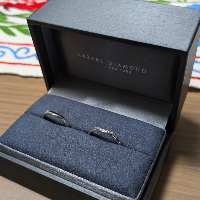 【ラザール ダイヤモンド(LAZARE DIAMOND)の口コミ】 私は、緩やかなV字のデザインと光りすぎない石の数、華やかさとシンプルさ…