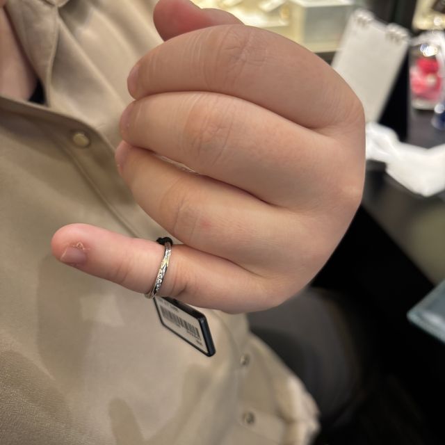 【俄(にわか)の口コミ】 シンプルかつ、煌びやかなイメージが欲しかったこと。普段使いなので、派…