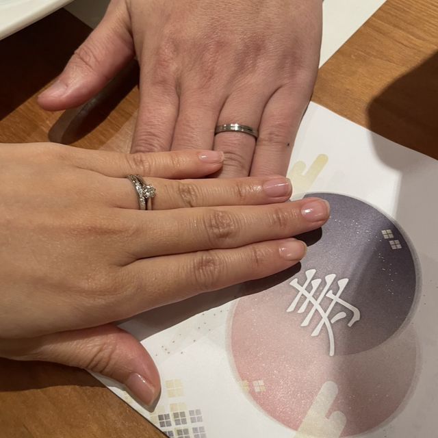 【銀座ダイヤモンドシライシの口コミ】 結婚指輪と婚約指輪の重ね付けが可愛くてシンプルなデザインがよかったで…