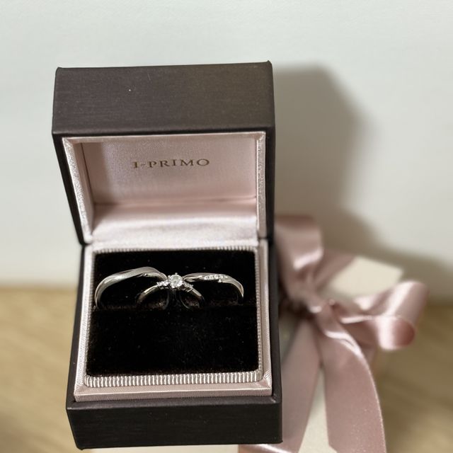 【アイプリモ(I-PRIMO)の口コミ】 婚約指輪と一緒に付けても違和感のないものと、ダイヤモンドがキラキラで…