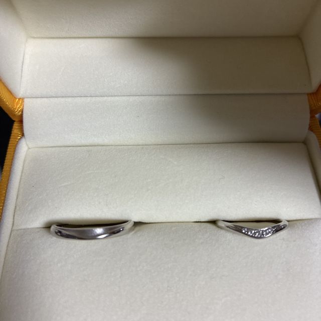 【ケイウノ ブライダル(K.UNO BRIDAL)の口コミ】 女性用リングにはダイヤモンドが輝き、男性用には同じ位置にダイヤモンド…