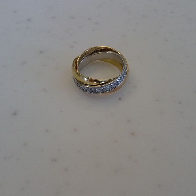 【カルティエ(Cartier)の口コミ】 三つのブランドを候補に絞って試着をしました。

その中からこの指輪に決…