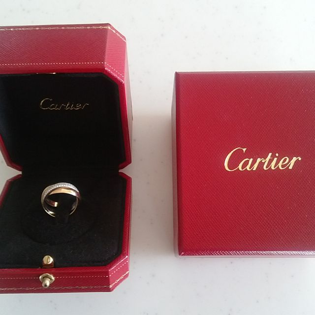 【カルティエ(Cartier)の口コミ】 三つのブランドを候補に絞って試着をしました。

その中からこの指輪に決…