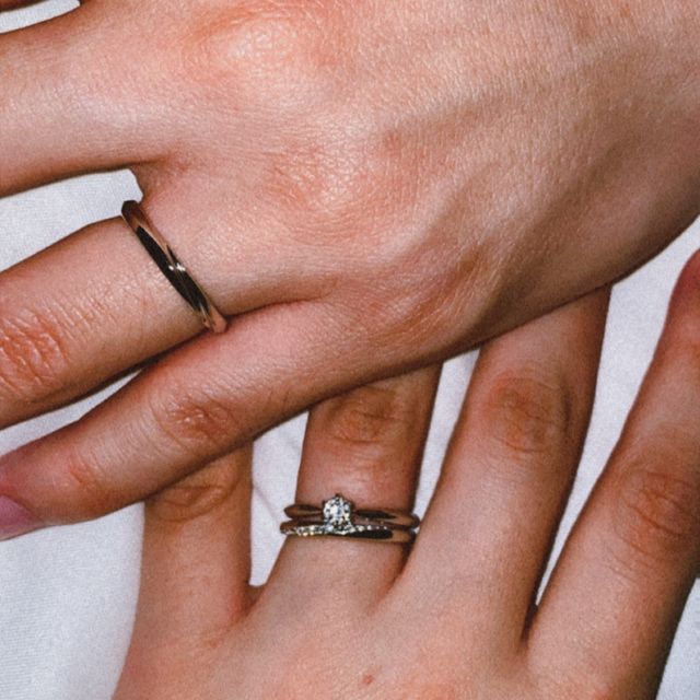 【アイプリモ(I-PRIMO)の口コミ】 どの角度からみてもキラキラ輝いています。
婚約指輪とセットで販売されて…