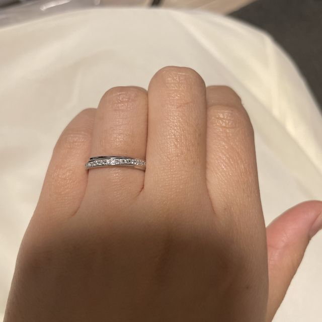【出雲結(いずもゆい)の口コミ】 シンプルでつけやすいデザインの指輪です。
男性の方は加工が入っていて、…