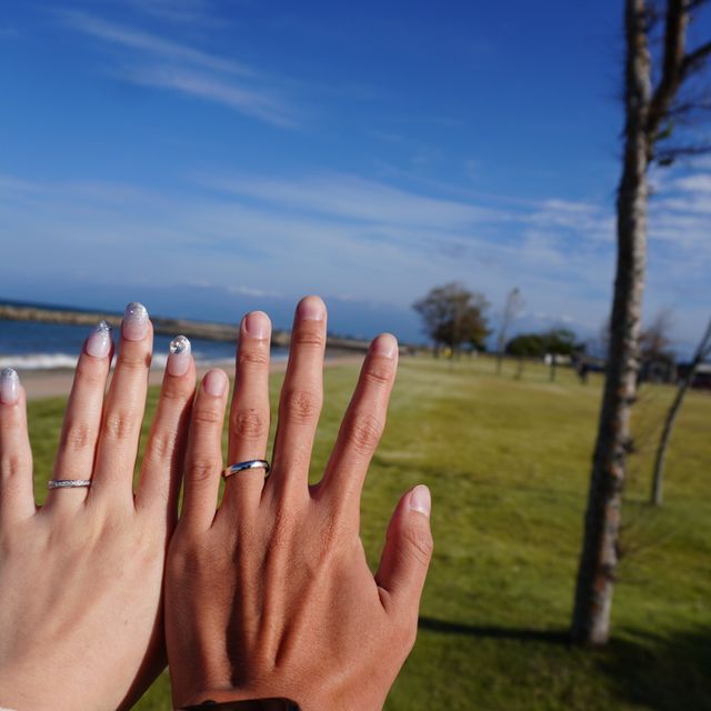 【出雲結(いずもゆい)の口コミ】 シンプルでつけやすいデザインの指輪です。
男性の方は加工が入っていて、…