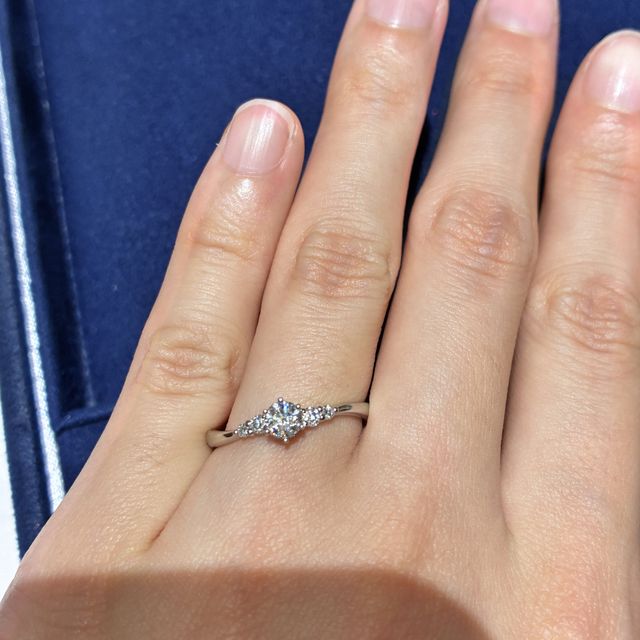 【ヴァンドーム青山(VENDOME AOYAMA)の口コミ】 ウェーブの形が自分の指に馴染んでた。
ダイヤの台座の形がお花の形で可愛…