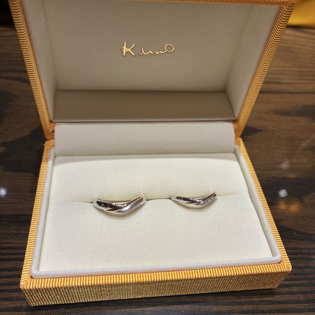 【ケイウノ ブライダル(K.UNO BRIDAL)の口コミ】 表側に筆記体のイニシャルが入っています。同じ指輪の形だけど、お互いに…