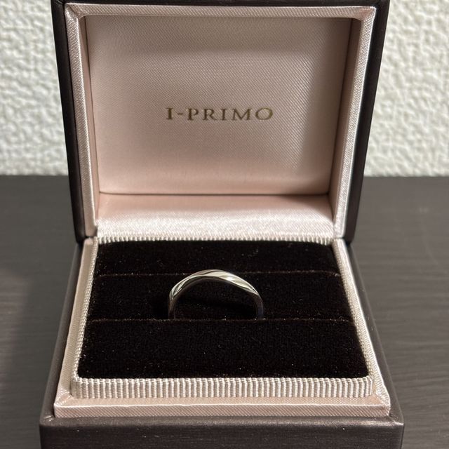 【アイプリモ(I-PRIMO)の口コミ】 シャープで日常使いしやすいデザイン。ラインが右下がりに入っているため…