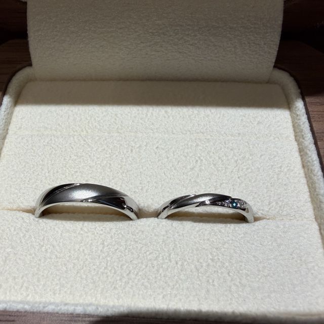 【TANZO.(鍛造指輪)の口コミ】 マット加工に自分の好きな青色の宝石を入れてもらいました。
裏にも刻印あ…