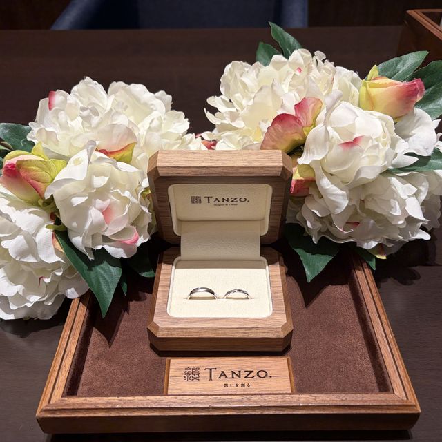 【TANZO.(鍛造指輪)の口コミ】 マット加工に自分の好きな青色の宝石を入れてもらいました。
裏にも刻印あ…