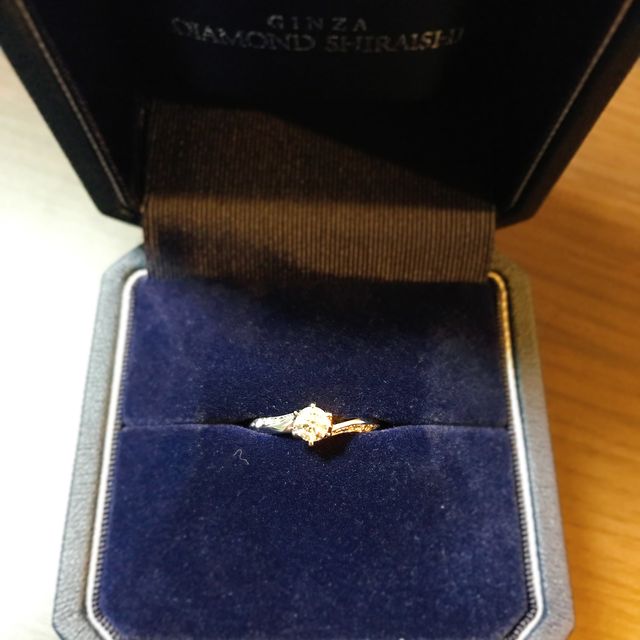 【銀座ダイヤモンドシライシの口コミ】 1番の決め手はリングの滑らかさでした。リングの内側まで丸みがあるため肌…