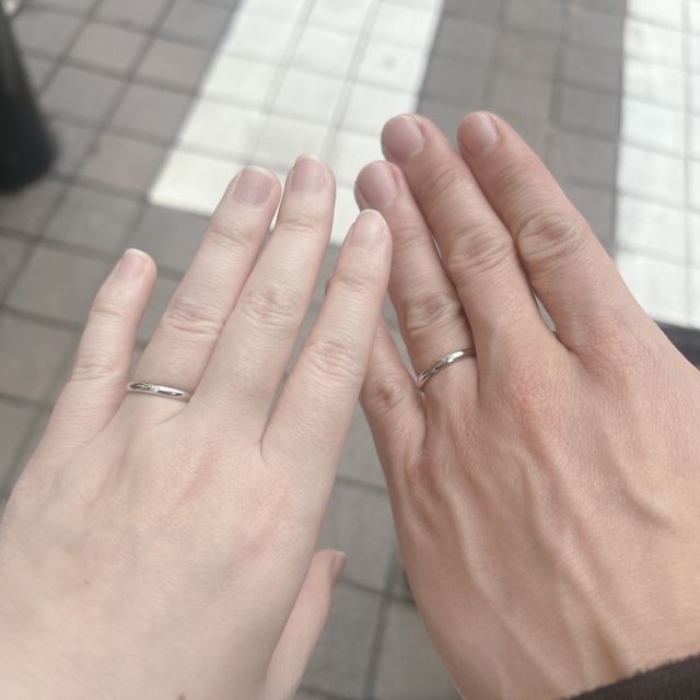 【ケイウノ ブライダル(K.UNO BRIDAL)の口コミ】 美女と野獣らしく、裏面にバラの刻印が入っています。
表面はシンプルです…