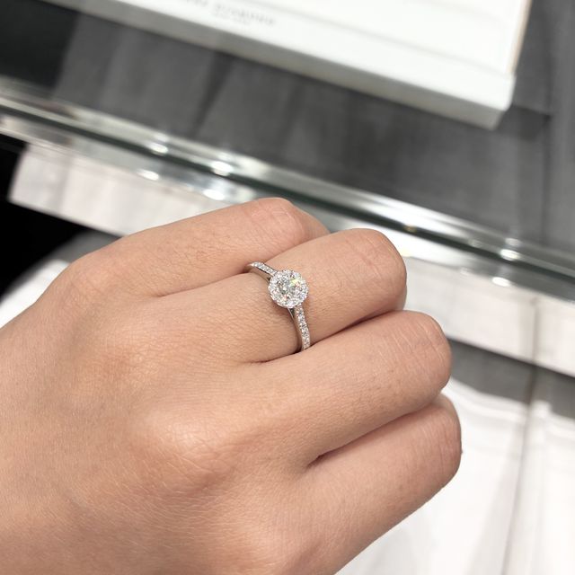 【ラザール ダイヤモンド(LAZARE DIAMOND)の口コミ】 とにかくキラキラが好きな人にはたまらないデザインだと思います。真ん中…