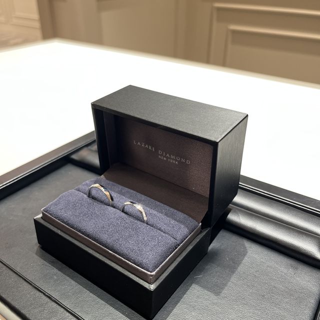 【ラザール ダイヤモンド(LAZARE DIAMOND)の口コミ】 シンプルでかっこいいデザインでした。女性と男性の指輪がペアであったの…