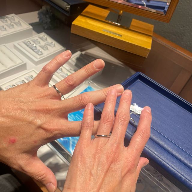 【銀座ダイヤモンドシライシの口コミ】 関節が太いので、指の根元でくるくる回ってもいいように、全周同じデザイ…