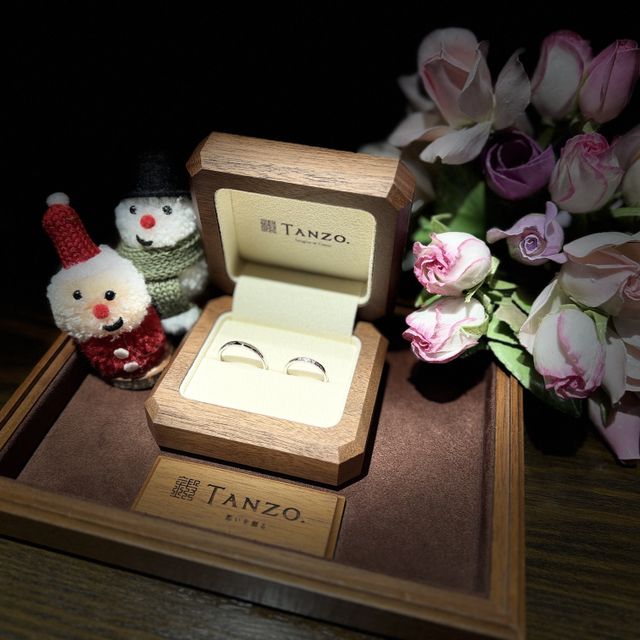 【TANZO.(鍛造指輪)の口コミ】 ミル打ちに5石のダイヤを入れてキラキラ感とクラシック感を入れました
王…