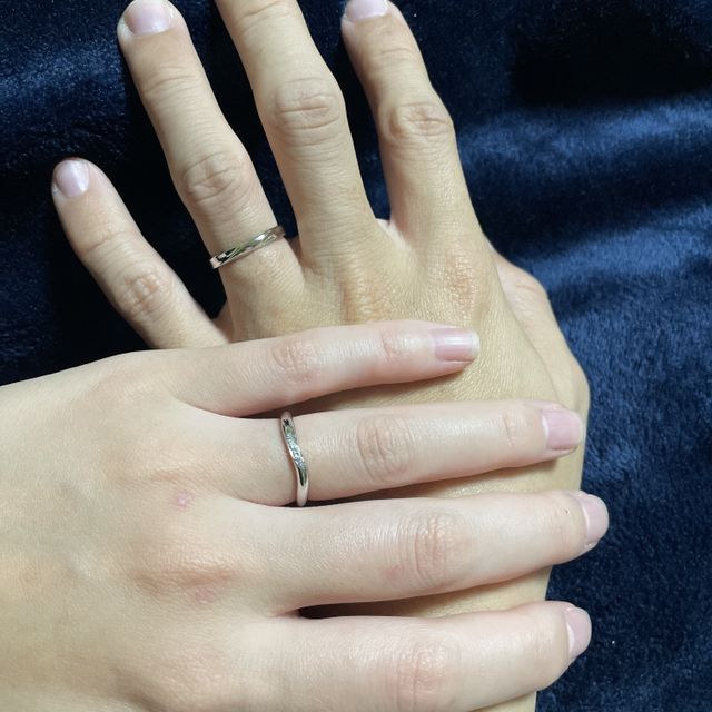 【銀座ダイヤモンドシライシの口コミ】 ウェーブ型が手にあっているとのことで、指をすっきり長く見せてくれる上…