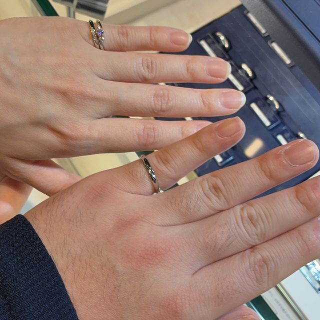 【ROYAL ASSCHER(ロイヤル・アッシャー)の口コミ】 シンプルの中にもゴージャスさがある指輪だったので選びました。ダイヤモ…