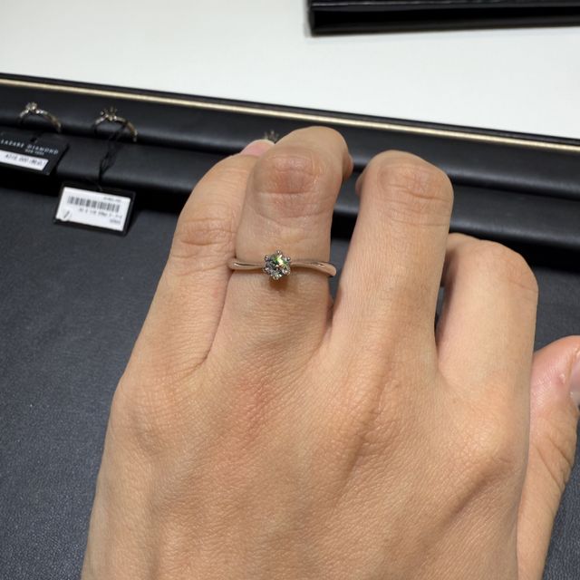 【ラザール ダイヤモンド(LAZARE DIAMOND)の口コミ】 一粒ダイヤのデザインで探していたところ、ストレートデザインのリングが…