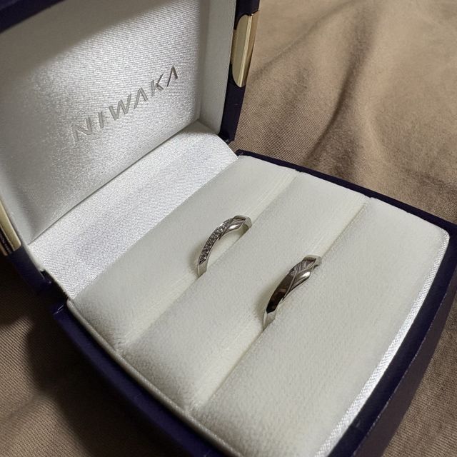 【俄(にわか)の口コミ】 ダイヤモンドが広範囲にわたってデザインされているところです。太めなの…