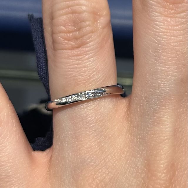 【銀座ダイヤモンドシライシの口コミ】 インターネットで検索しており1番気になっていたものです。斜めにダイヤが…