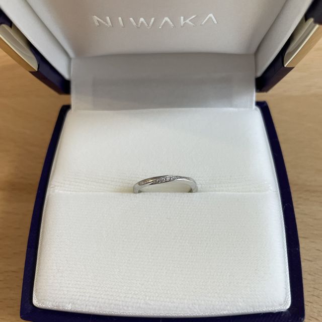 【俄(にわか)の口コミ】 指輪が細く丸いので付け心地が軽いです。
結婚指輪でもシンプルすぎないも…