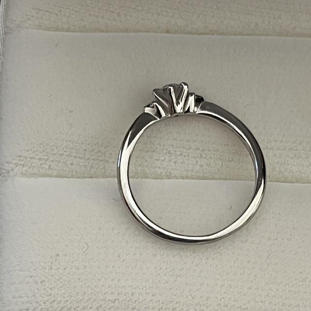 【ソフィフェリエの口コミ】 3つのダイヤがついた王道デザインです。メインの横にも小粒のダイヤがつい…