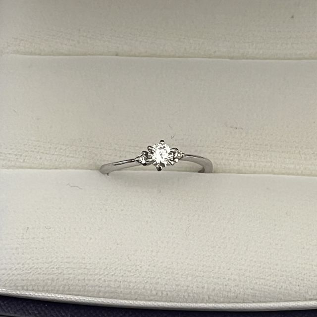 【ソフィフェリエの口コミ】 3つのダイヤがついた王道デザインです。メインの横にも小粒のダイヤがつい…