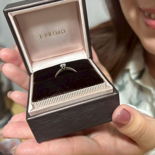 【アイプリモ(I-PRIMO)の口コミ】 大きめのダイヤにダイヤの装飾があるリングをプレゼントしました。
お店の…
