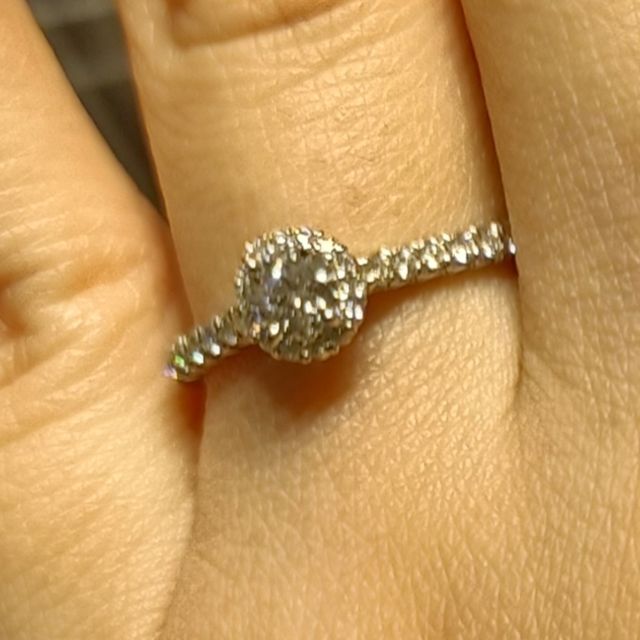 【銀座ダイヤモンドシライシの口コミ】 デザインは王道ですが、ダイヤモンドの輝きがとても素晴らしいと思いまし…