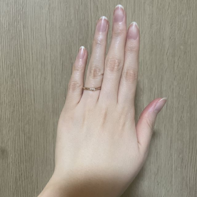 【アイプリモ(I-PRIMO)の口コミ】 ウェーブの絶妙さが指にフィットします。中央の３子連なっているダイヤが…