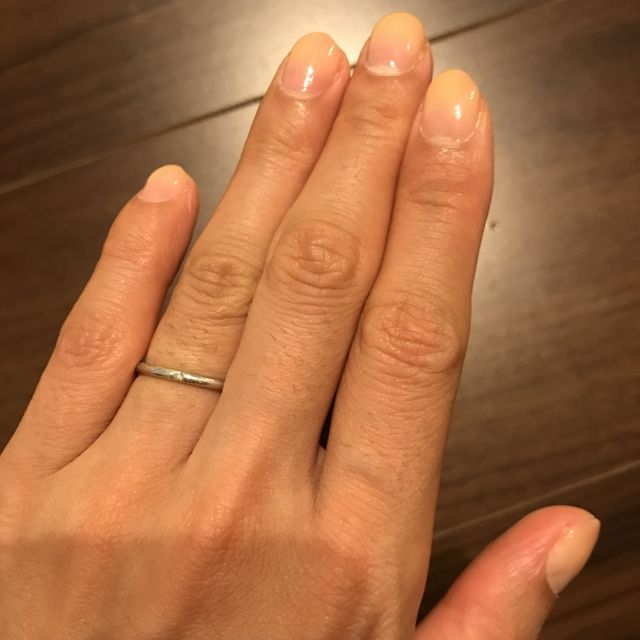 【4℃ BRIDAL(ヨンドシーブライダル)の口コミ】 主人とペアでつけたかったので お互いに違和感のないシンプルなリングを探…