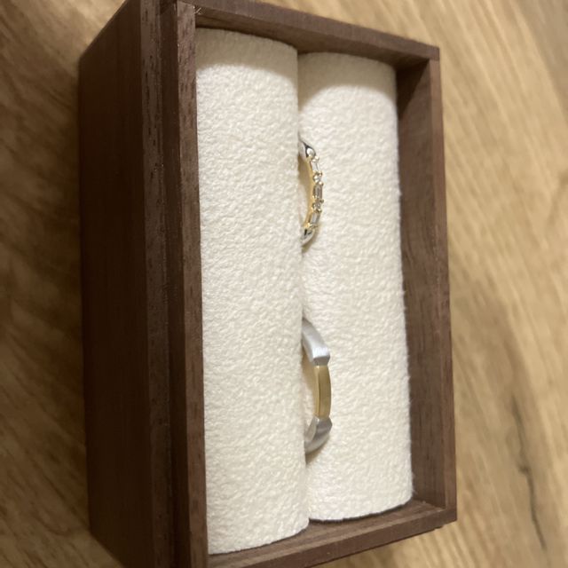 【PORTADA(ポルターダ)の口コミ】 最初はこの指輪に一目惚れして選んだのですが、
更に個性的なデザイン、指…