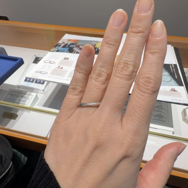 【銀座ダイヤモンドシライシの口コミ】 手の骨格的にウェーブが似合うと教えてくれたので、ウェーブ指輪を探して…