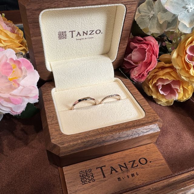 【TANZO.(鍛造指輪)の口コミ】 今回の指輪は、細めのスタイルでダイヤを散りばめました。
自分の指は細め…