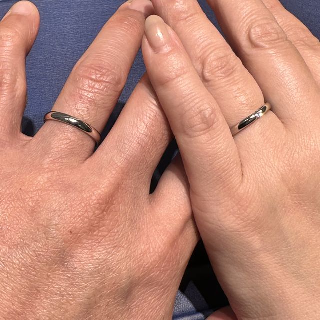【銀座ダイヤモンドシライシの口コミ】 指輪のデザインは様々ありましたが、シンプルなデザインでメタルの質感で…