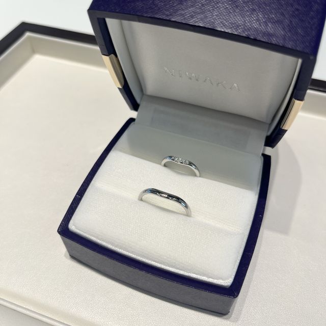 【俄(にわか)の口コミ】 ダイヤが3粒ついてるものと、5粒ついてる物で迷いましたが、せっかくなの…