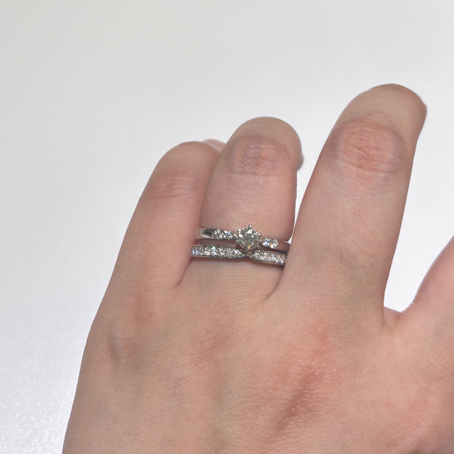 【ラザール ダイヤモンド(LAZARE DIAMOND)の口コミ】 石の高さがそこまで高くなく重ね付けしやすいです。
重ね付けの写真はウィ…