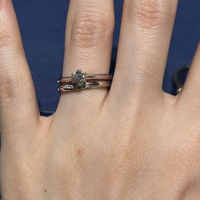 【銀座ダイヤモンドシライシの口コミ】 定番スタイルの婚約指輪だと思いました。横から見ると手を取り合っている…
