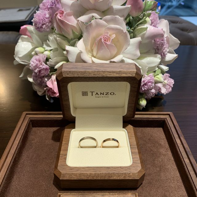 【TANZO.(鍛造指輪)の口コミ】 それぞれお互いが好きなデザインにしました。
片方はダイヤが入っていてピ…