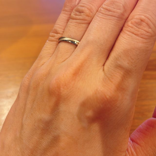 【TANZO.(鍛造指輪)の口コミ】 とても肌なじみの良いシャンパンゴールドが気に入りました。イエローゴー…