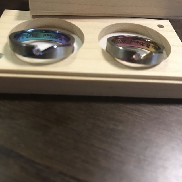 【SORA(ソラ)の口コミ】 ダイヤモンドが挟まっている特徴的な指輪と色をオーダーでグラデーション…