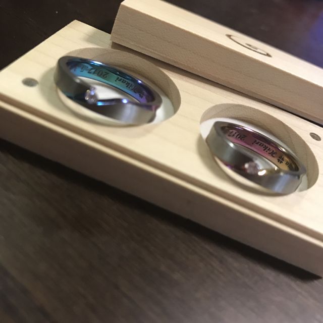 【SORA(ソラ)の口コミ】 ダイヤモンドが挟まっている特徴的な指輪と色をオーダーでグラデーション…